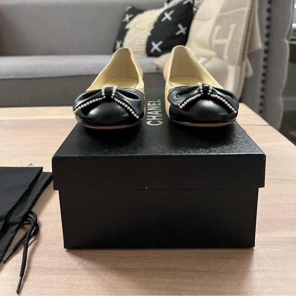 Chanel Beige Flats CC Black Leather Pearl Bow Ballerina Flat, Size 36 - Picture 2 of 9